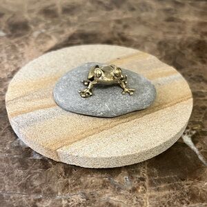 New Retro Solid Brass Mini Froggy on a Stone Garden Decoration (Item B)